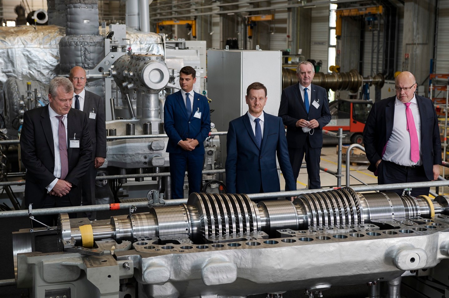 Gäste besuchen den Energy-Innovationscampus und der künftigen Baustelle des Wasserstofftestlabors: Dr. Jochen Eickholt, Mitglied des Vorstands von Siemens Energy, Prof. Welf-Guntram Drossel, geschäftsführender Institutsleiter des Fraunhofer IWU, Grzegorz Macko, stellvertretender Marschall der Woiwodschaft Niederschlesien, Sachsens Ministerpräsident Michael Kretschmer, Thomas Schmidt, Sächsischer Staatsminister für Regionalentwicklung und Bundeswirtschaftsminister Peter Altmaier (v.l.n.r.).