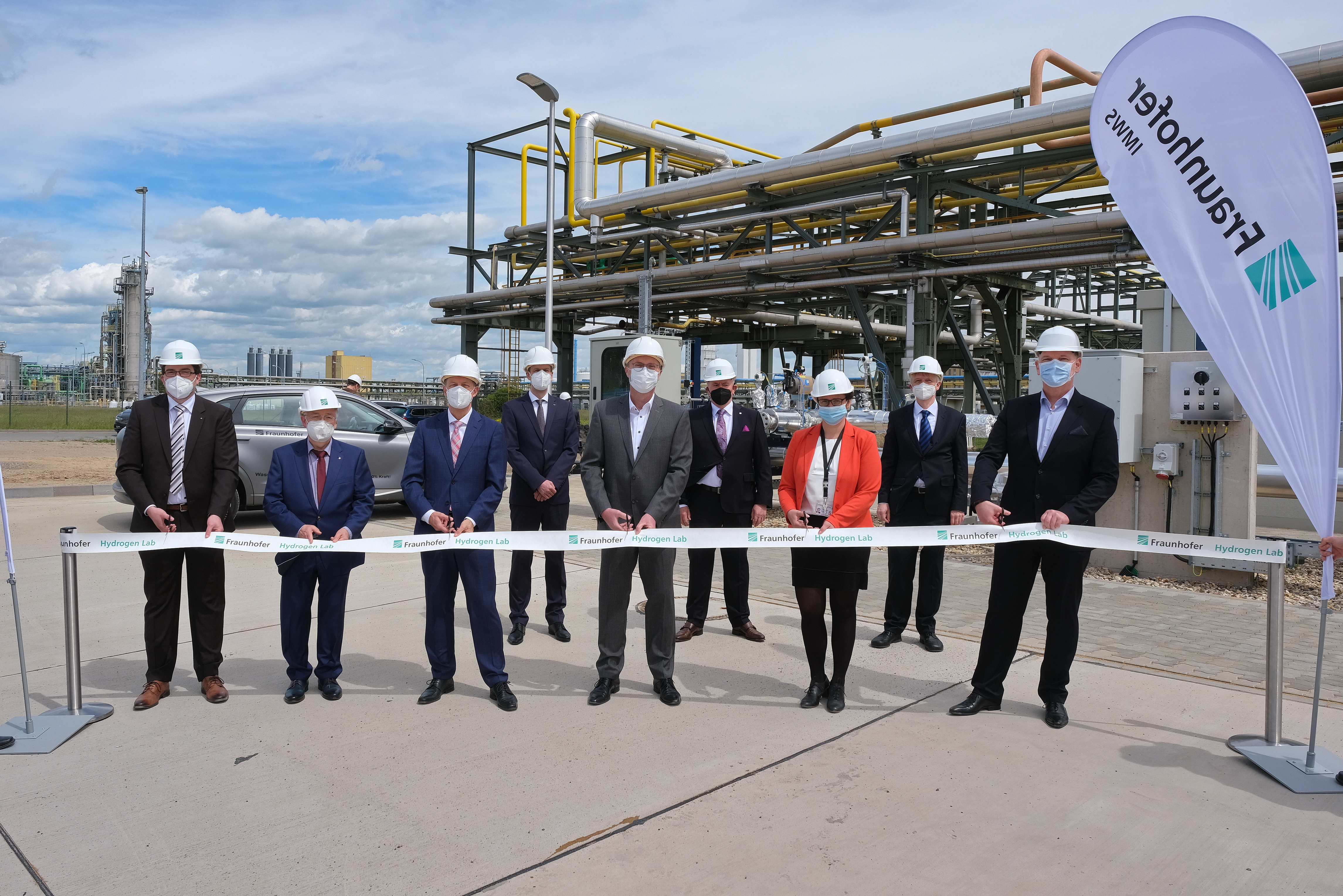 Hydrogen Lab Leuna Hydrogen Lab wird feierlich durch ein Bandschnitt eröffnet: Von links nach rechts: Gerd Unkelbach (Leiter Fraunhofer CBP), Prof. Dr. Matthias Petzold (Leiter Fraunhofer IMWS), Dr. Markus Wolperdinger (Leiter Fraunhofer IGB), Joachim Heider (Leiter Vertriebs-region Nordost, Linde Gas), Thomas Behrends (TOTAL Raffinerie Mitteldeutschland GmbH), Prof. Dr. Reimund Neugebauer (Präsident der Fraunhofer-Gesellschaft), Dr. Sylvia Schattauer (stv. Leiterin Fraunhofer IMWS) Prof. Dr. Thorsten Posselt (Leiter Fraunhofer IMW), Willi Frantz (TOTAL Raffinerie Mitteldeutschland GmbH).