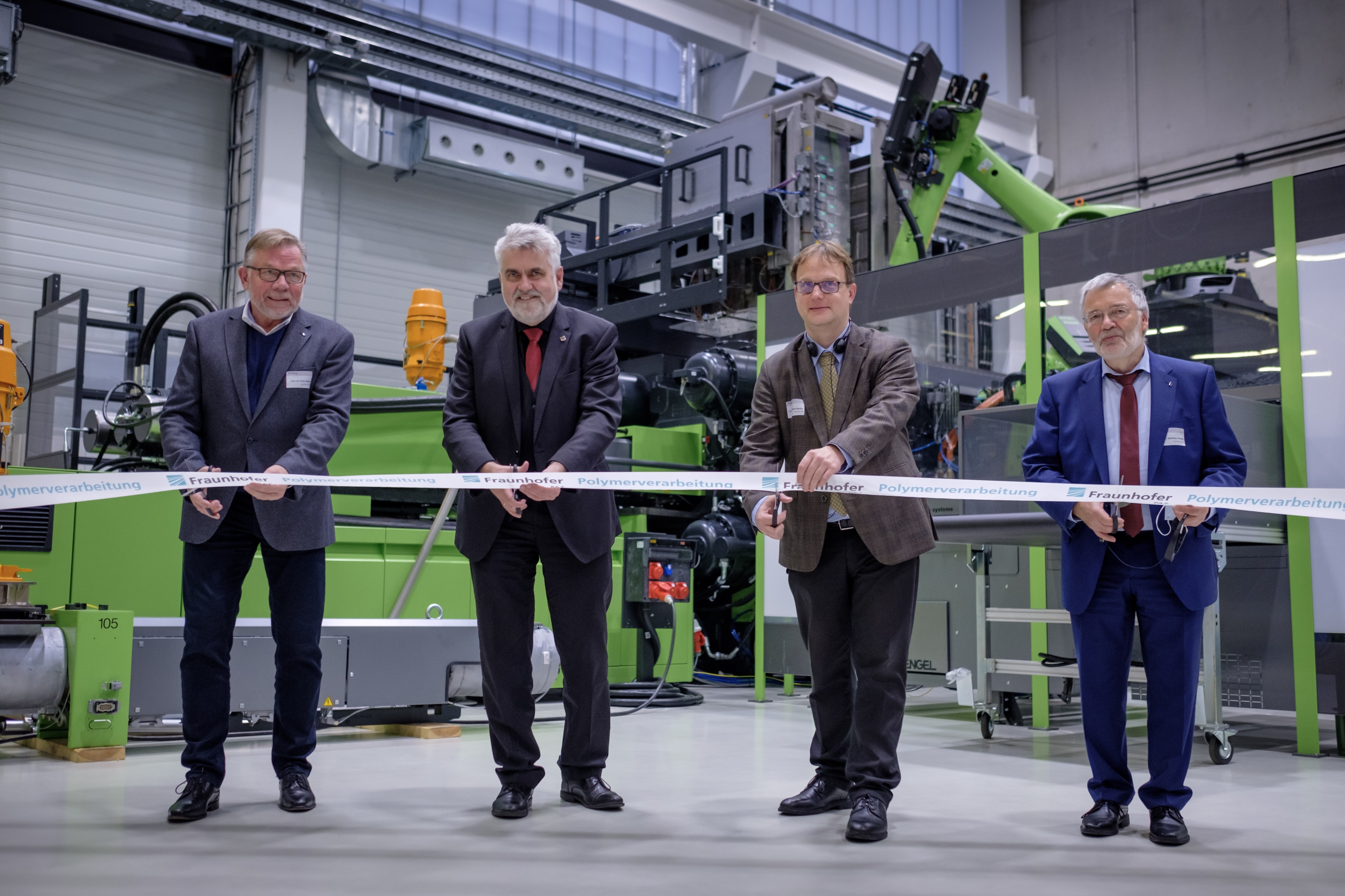 Eröffnung des Erweiterungsbaus durch Bänderschnitt. Prof. Peter Michel, Prof. Armin Willingmann, Prof. Michael Bartke und Prof. Matthias Petzold eröffneten den Erweiterungsbau.