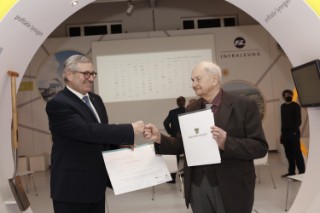 Dr. Ude und Dr. Mühlhaus mit dem Förderbescheid in der Hand, die Fäuste gegeneinander haltend