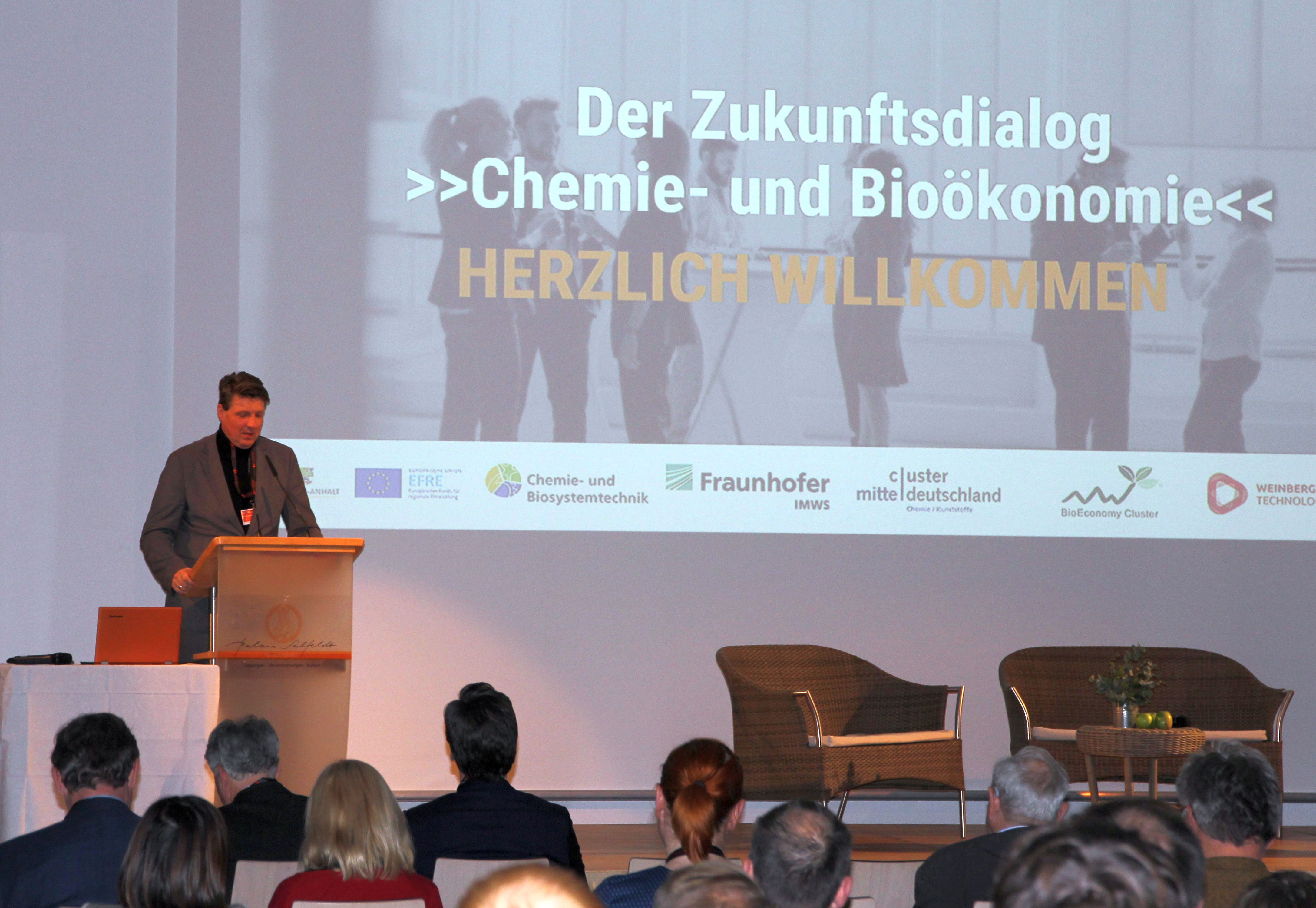 Mann am Podium spricht beim Zukunftsdialog in Quedlinburg über das LTZ CBS