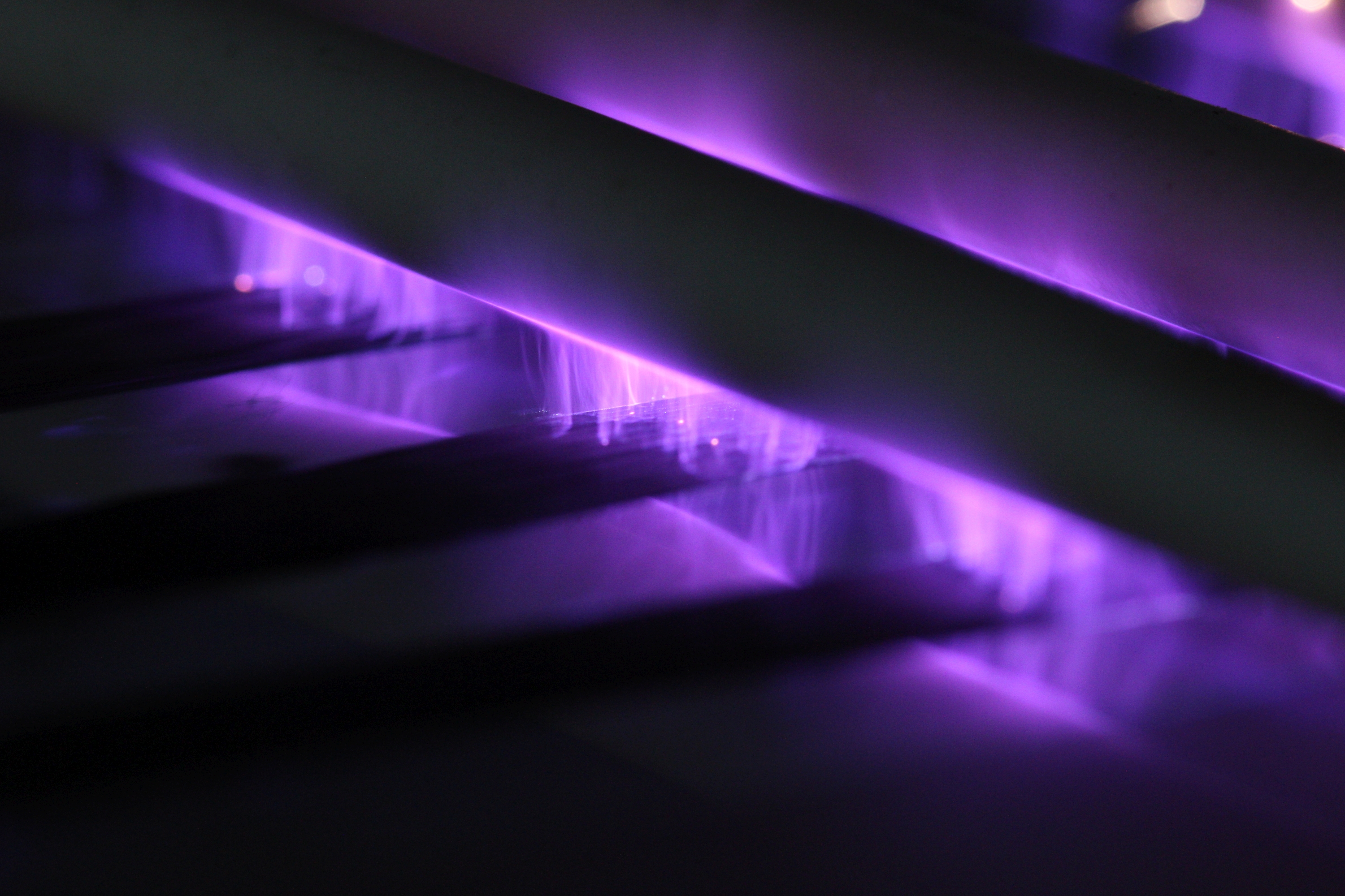 Carbonfaser UD-Tape Plasma Bild einer Athmosphärischen Plasmabehandlung von Kohlefasern