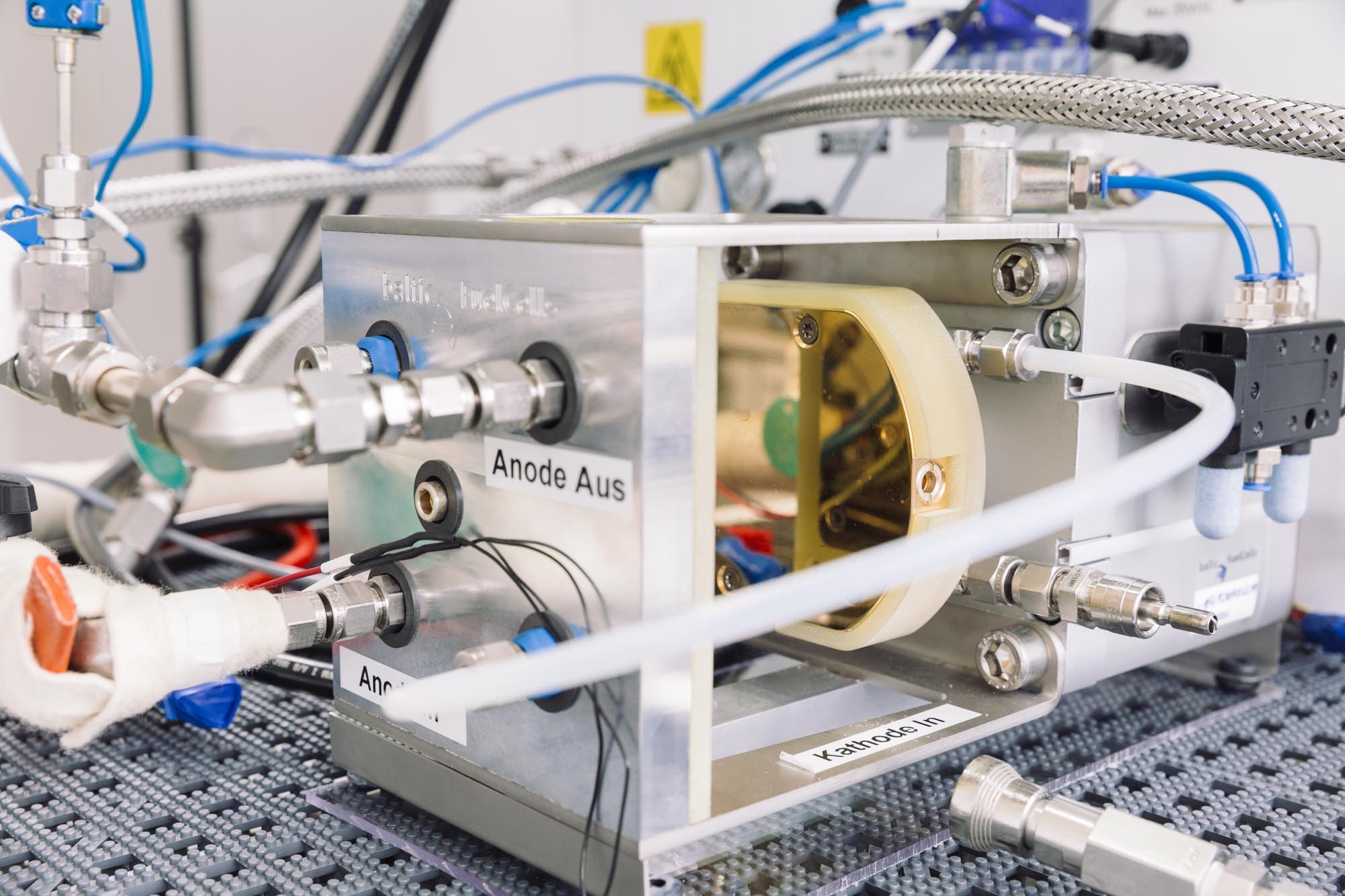 Wasserelektrolyse Teststand Entwicklung Bild einer Elektrolyseanlage